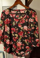 Bluza neagra cu trandafiri