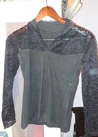 Bluza neagra cu maneci de dantela