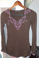 Bluza maro cu modele roz
