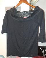 Bluza neagra cu dantela la decolteu