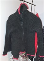 Jacheta neagra cu margini rosii