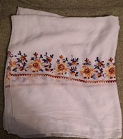 Fata de masa cu broderie