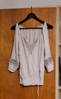Bluza gri deschis cu broderie