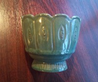 Un bol verde din ceramica