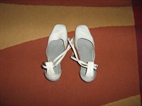 Pantofi romanesti, albi, din piele, masura 40