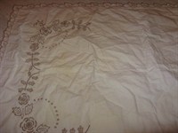 2431. Fata de masa bej