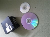 19 dischete, 3 cd-uri, 2 mini cd pentru decoratiuni