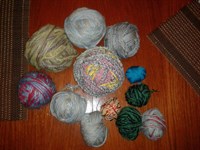 Mai multe ghemuri cu lana pentru crosetat