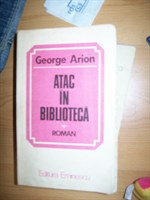 Atac in biblioteca