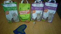 4 saci de 5L nisip pisici + perie si manusa pentru periat pisici