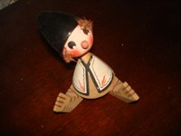 Mini figurina veche din lemn