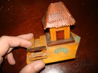 Mini casuta veche din lemn 3