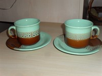 2 cescute cafea cu farfurioare, maro cu verde