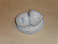2 cescute mici de cafea