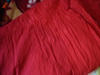 Bucata de material textil rosu