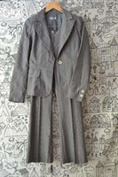 Costum cu pantaloni