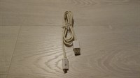 6224. Un cablu USB alb